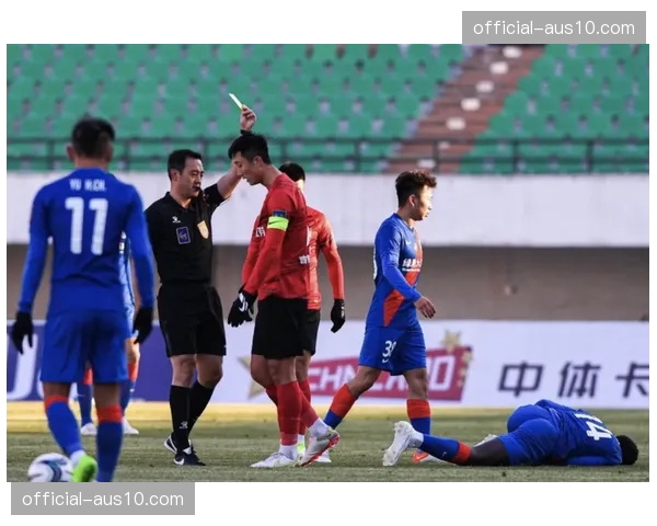 上海申花犯规数联赛第二 防守侵略性双刃剑效应